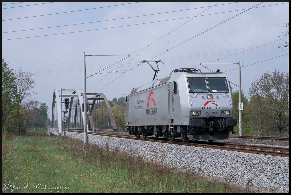 185 539-4 TXLOGISTIK
TRAXX 185 fhrt auf der KBS 104(Hamburg-Travemnde) in Richtung Skandinavienkai um einen Gterzug abzuholen.8.05.2013 12:04:41Uhr