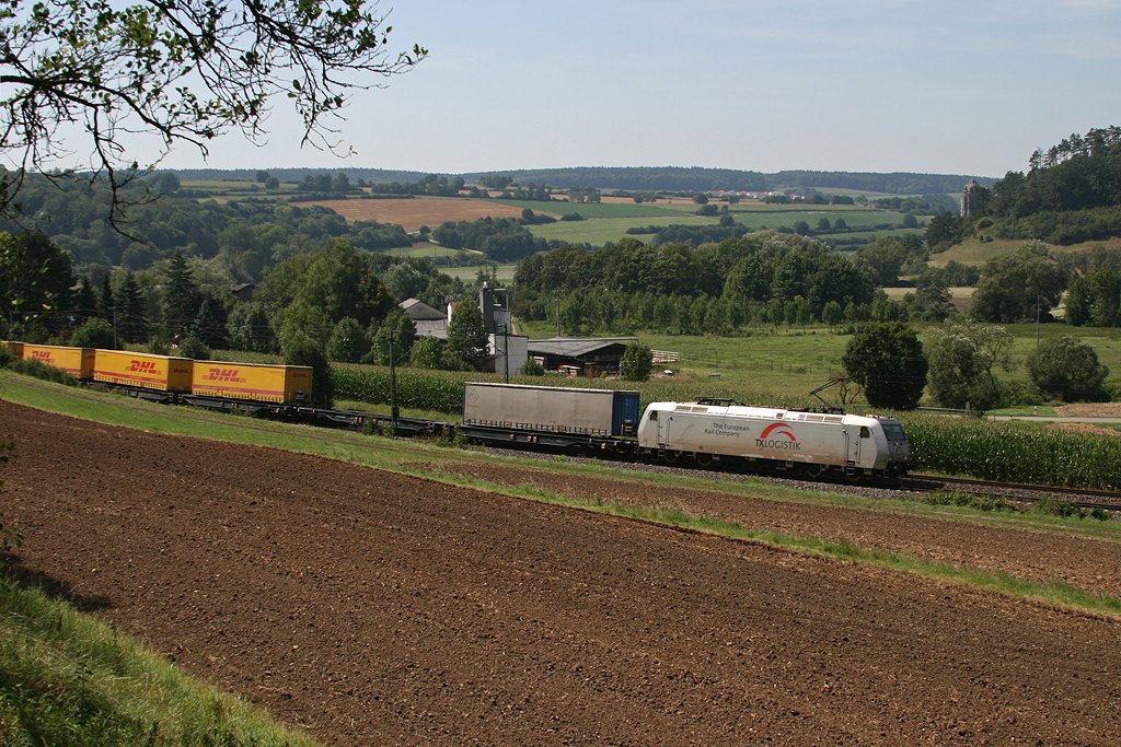 185 539 (TXL) mit einem KLV Zug am 19.08.2009 bei Dollnstein im Altmhltal.