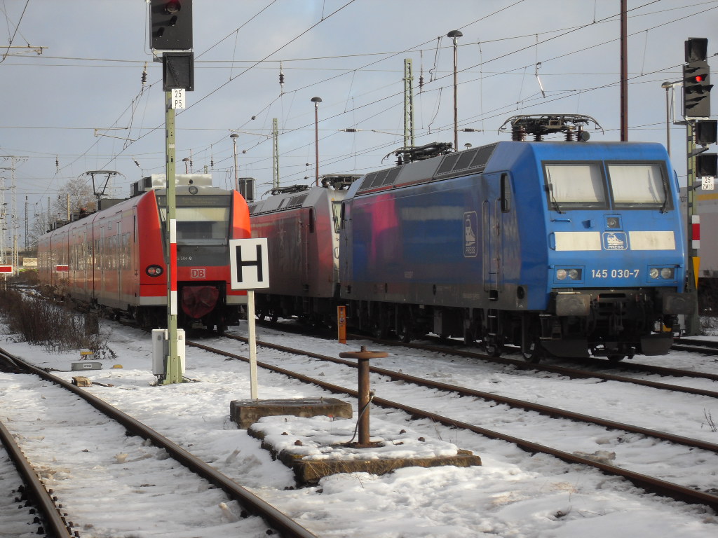 185 540 und 145 030 standan am 01.01.2011 in Stendal.
