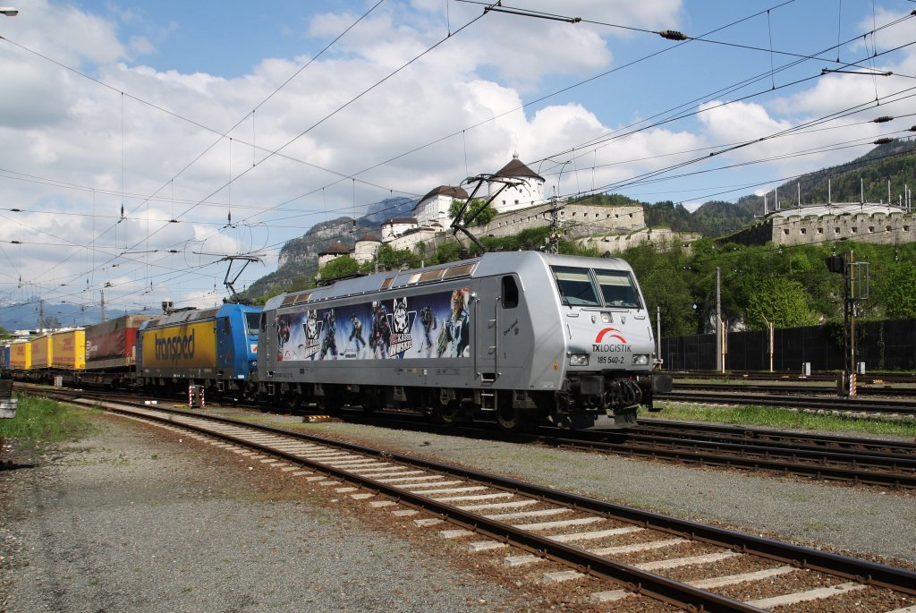 185 540-2 ``Kassel Huskies`` und 185 518-8 ``Transped`` von TXL sind am 5.5.2013 mit Sattelauflegern unterwegs, bei der Ausfahrt in Kufstein Richtung Italien.
Endlich ist die 185 540-2 mal geputzt wurden. 