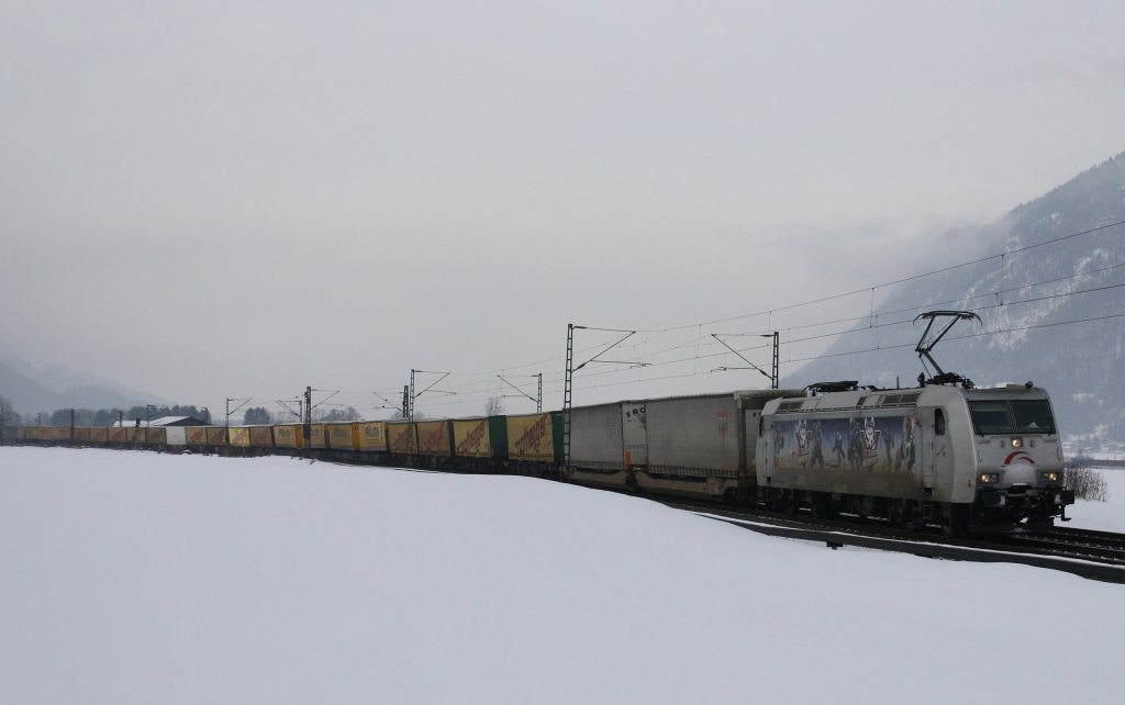 185 540-2 ``Kassel Huskies`` von TXL fhrt am 26.2.2013 bei Niederaudorf Richtung Kufstein. Die Lok verbleibt in Kufstein und fhrt zurck nach Deutschland.