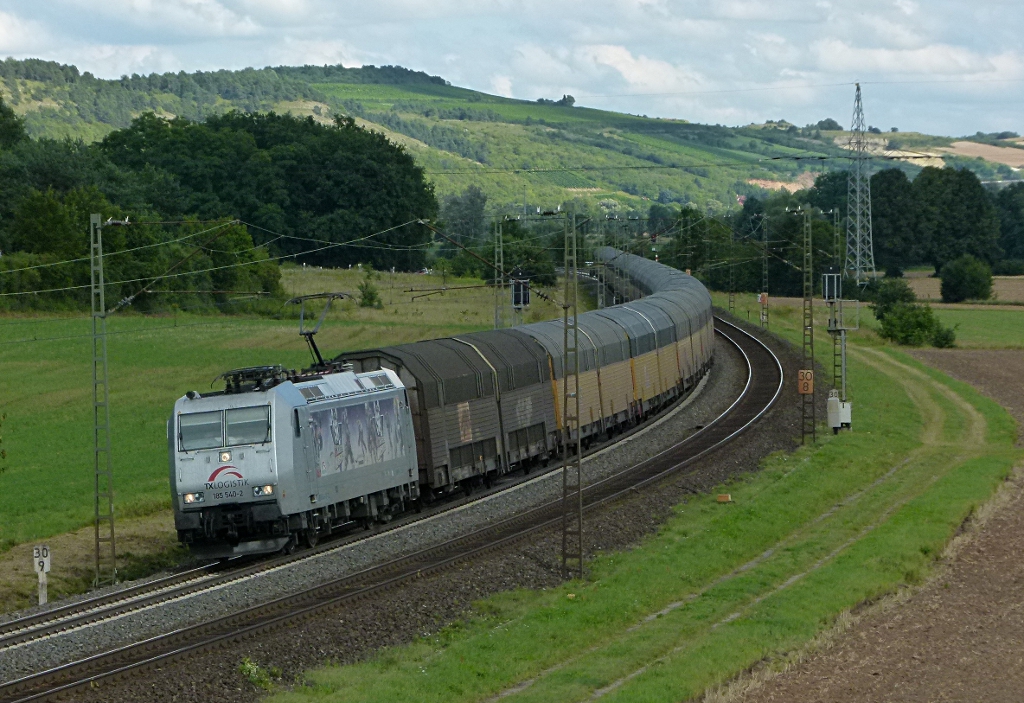 185 540-2 (Kassel Huskis) ist mit einem ARS Altmann Autozug am 31.07.2012 bei Wernfeld