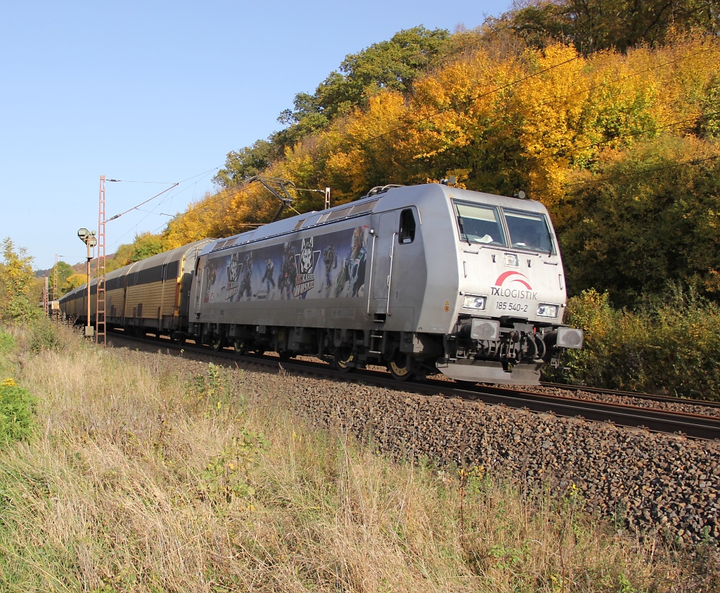 185 540-2 mit geschlossenen ARS-Autotransportwagen in Fahrtrichtung Sden. Aufgenommen am 19.10.2012 zwischen Friedland(HAN) und Eichenberg.
