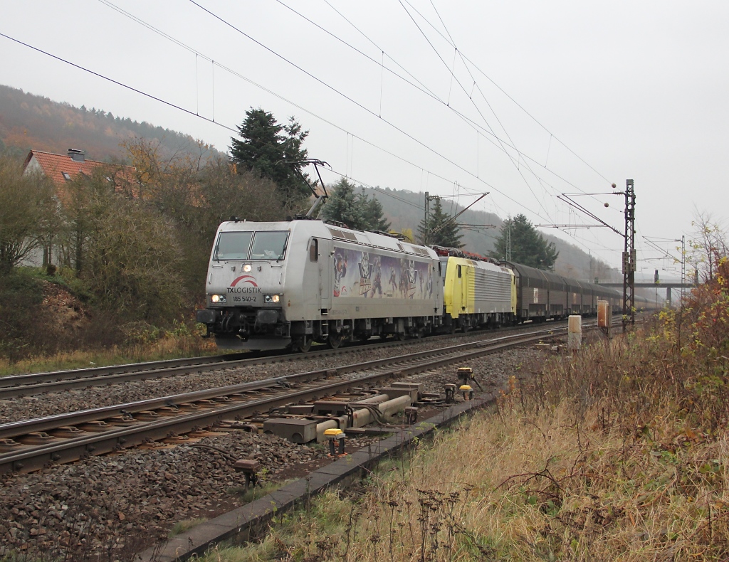 185 540-2 mit Wagenlok ES 64 F4-026 und geschlossenen ARS Autotransportwagen in Fahrtrichtung Sden. Aufgenommen bei Mecklar am 16.11.2012.