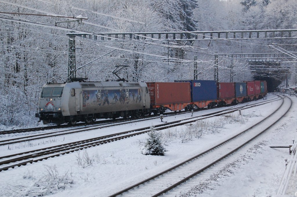185 540-2 von TXL mit der  Kassel Huskies  - Werbung, durchfhrt am 27.11.2010 mit einem Containerzug den Bbf Langeland.