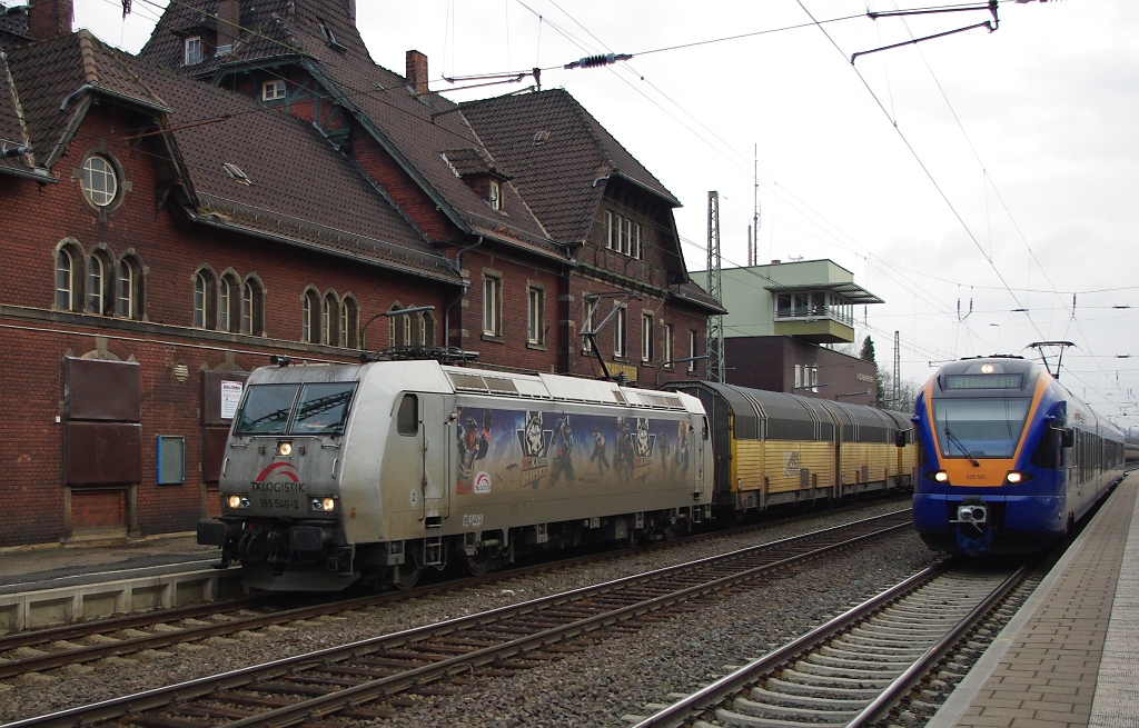 185 540-2 zieht mit ihrem Autotransportzug an der am Bahnsteig stehenden Cantus Bahn (428 501) in Richtung Sden vorbei. Aufgenommen am 01.04.2011 in Eichenberg.
