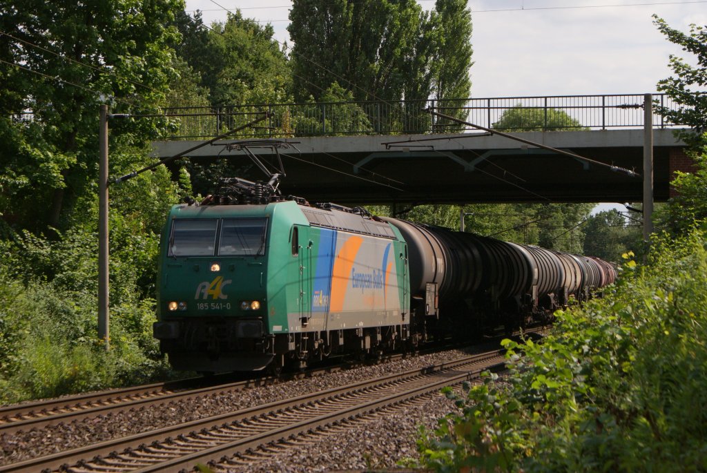 185 541-0  European Bulls  mit einem Kesselwagenzug in Hannover Limmer am 30.07.2010