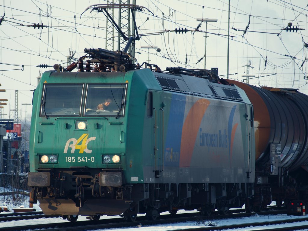 185 541-0 (European Bulls) von Rail4Chem zieht einen gem. Gterzug aus Aachen West richtung Kln.