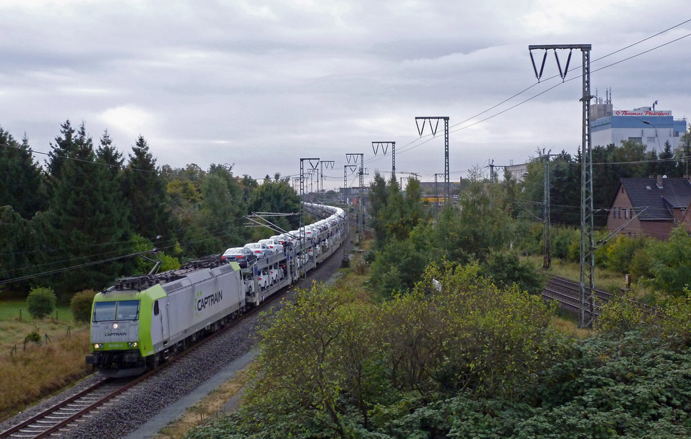 185 541-0 fuhr am 13.10.2012 mit einem Autozug von Emden richtung Bremen, hier in Leer.
