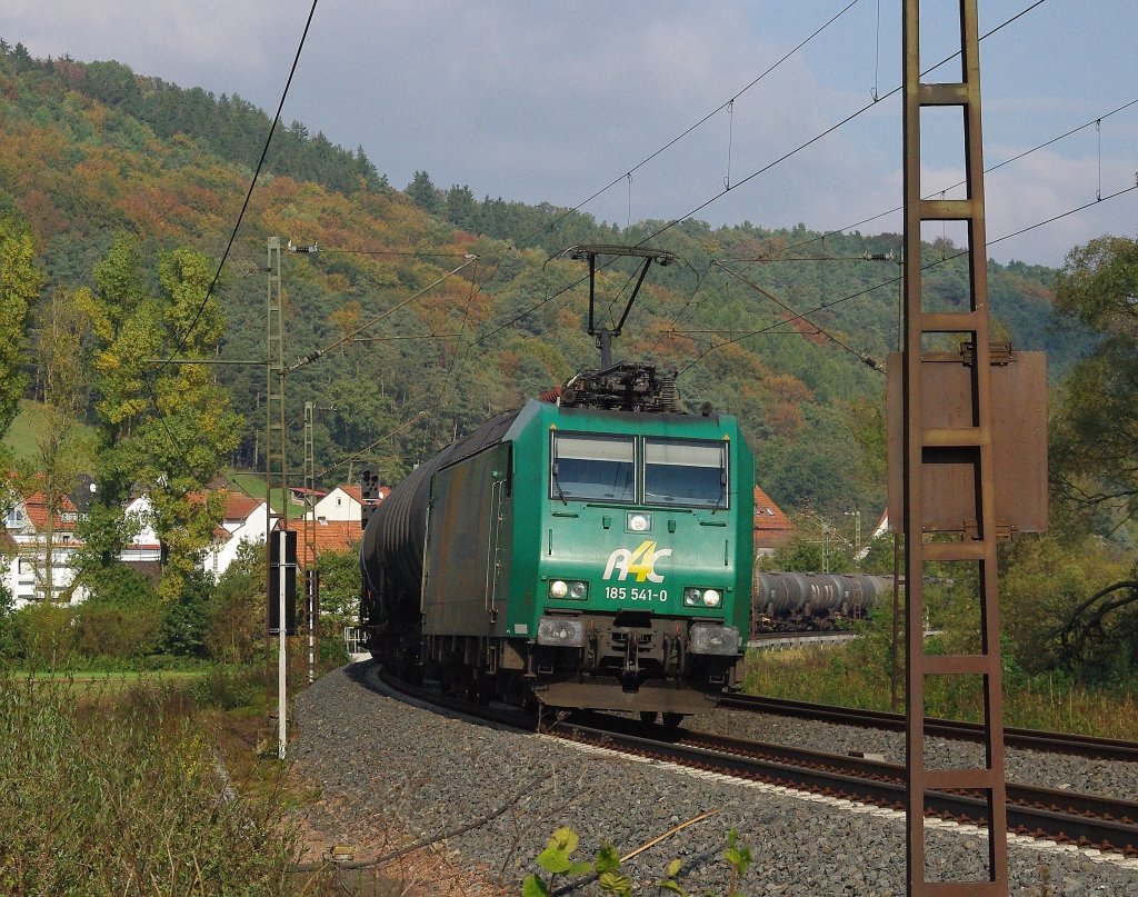 185 541-0 mit einem Kesselwagenzug in Richtung Sden. Aufgenommen am 17.10.2010 zwischen Mecklar und Friedlos.