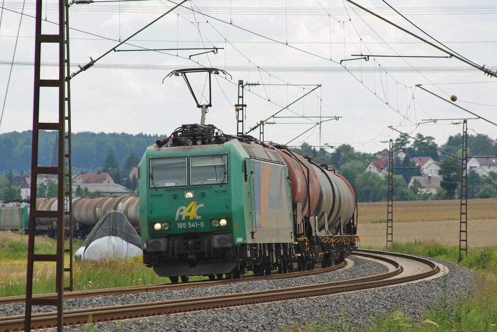 185 541-0 mit Kesselwagenzug in Fahrtrichtung Norden zwischen Mecklar und Friedlos. Aufgenommen am 31.07.2010.