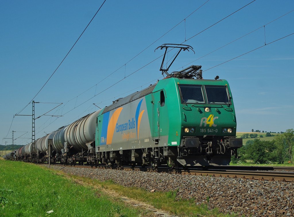 185 541-0 mit Kesselwagenzug in Richtung Norden. Aufgenommen am 08.07.2010 im Haunetal bei Neukirchen.