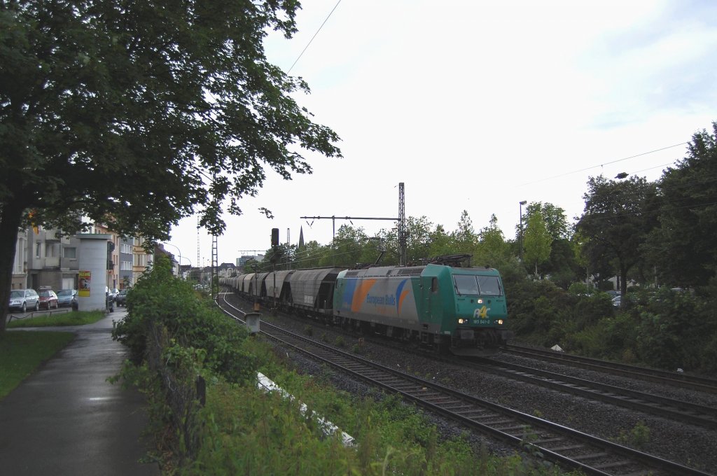 185 541-0 R4C am 19.06.2010 mit diesem Getreidezug an der Liborikapelle in Paderborn.