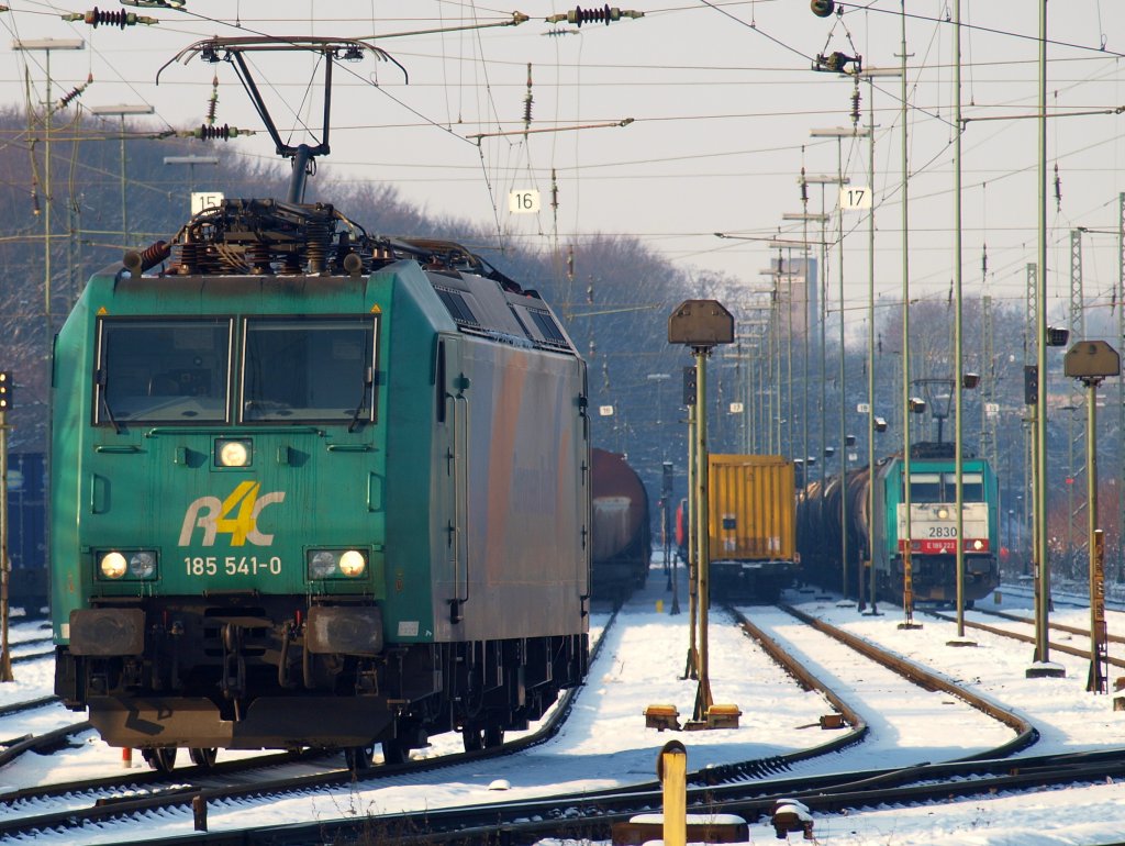 185 541-0 der  Rail4Chem bernimmt in Aachen West einen Kesselzug der kurze Zeit vorher von einer Cobra aus Belgien gebracht wurde.