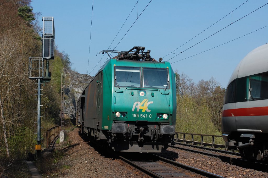 185 541 mit Getreidzug begegnet einem 415er bei Etterzhausen am 24.04.2010