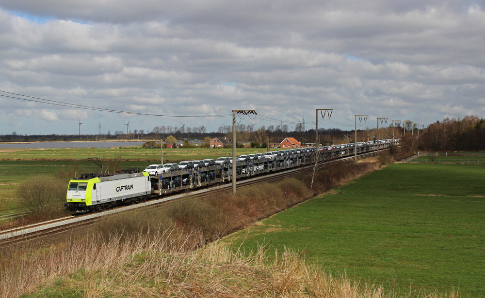 185 542-8 fuhr am 20.04.2013 mit einem Autozug von Emden richtung Osten, hier bei Veenhusen.