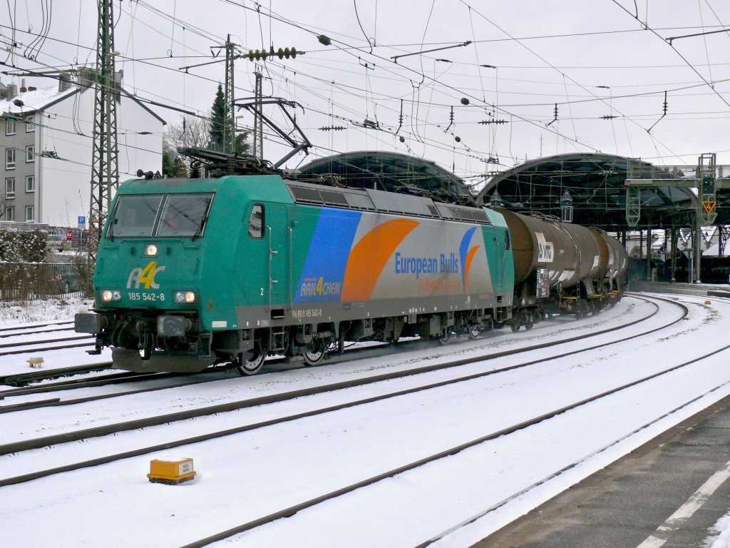 185 542-8 von R4C mit Werbeaufschrift  European Bulls  durch fährt den Hbf Aachen mit einem Kesselwagenzug in Richtung Köln. Aufgenommen am 13/02/2010.