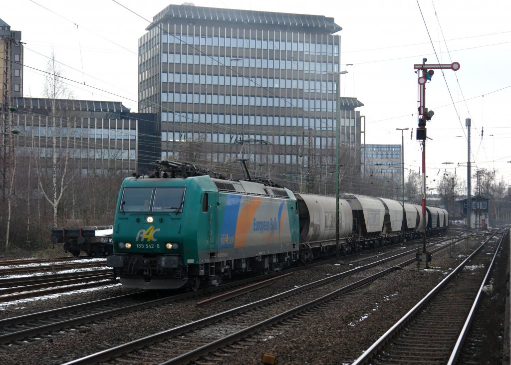 185 542 mit einem Getreidezug am 17.02.2010 bei der Durchfahrt in D�sseldorf-Rath.