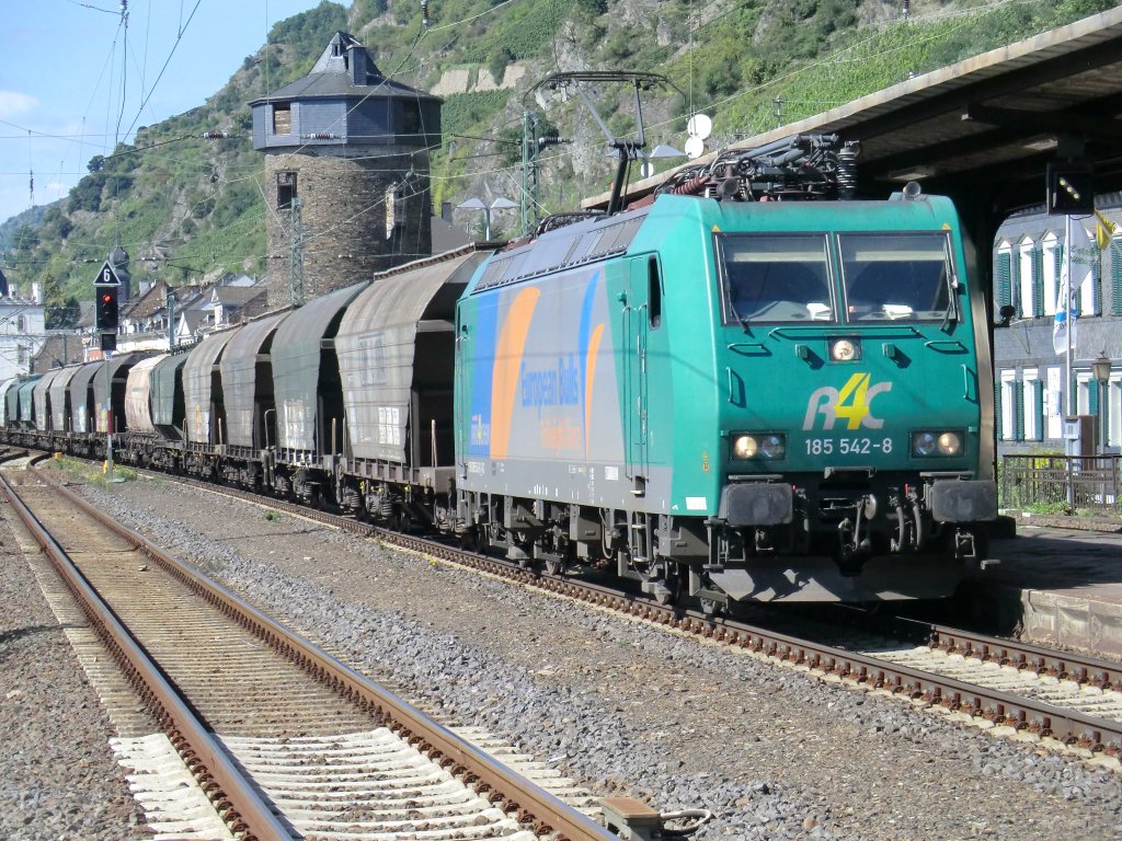 185-542 zieht am 11.9.10 ihren Gterzug durch Kaub.