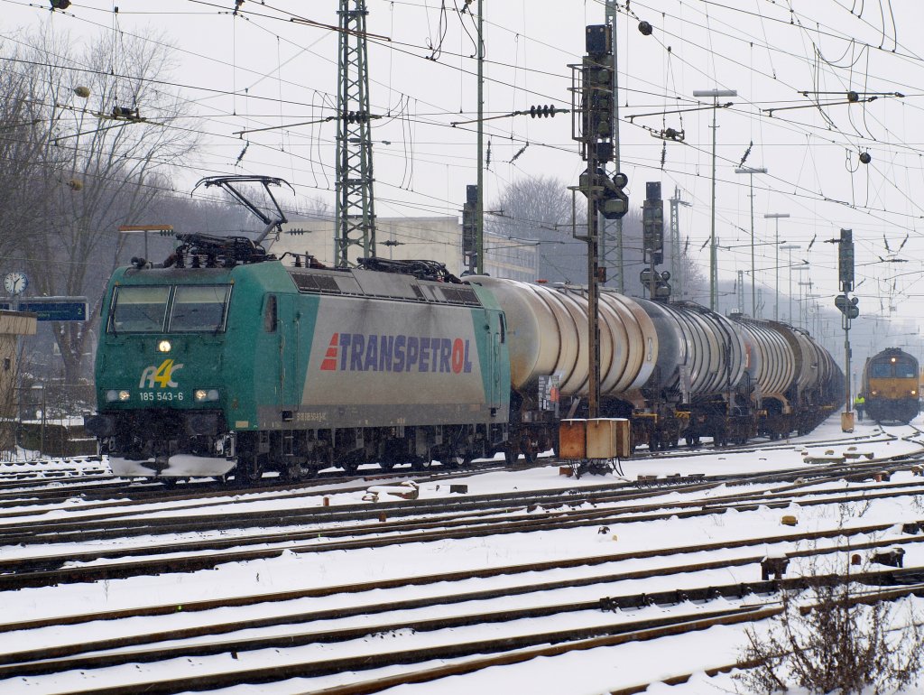 185 543-6 von Rail4Chem mit  Transpetrol  Werbung und einem Kesselzug am Haken am 12.02.2010 bei der Ausfahrt in Aachen West Richtung Kln. Auf dem rechten Nachbargleis wartet eine Class66 von DLC mit einem Containerzug darauf nach Belgien fahren zu knnen.  