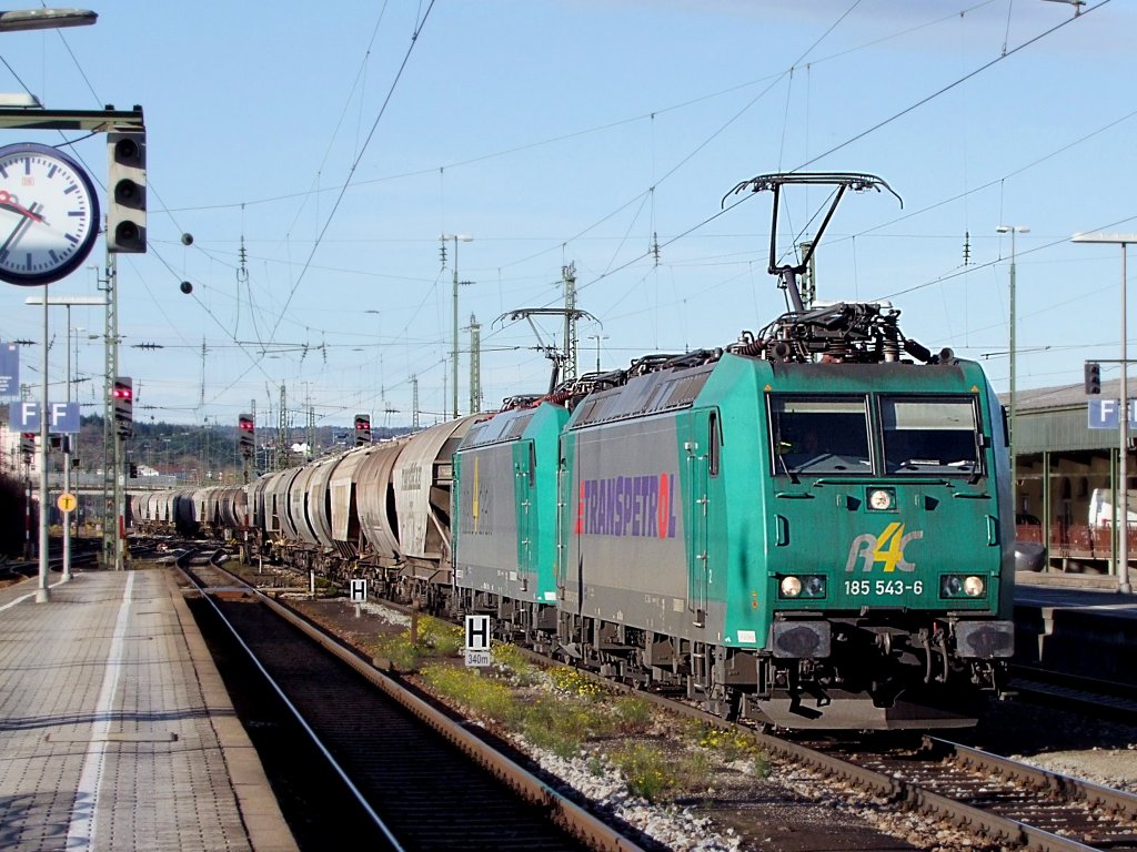 185 543-6 zieht mit Unterst�tzung von 185 532-9 einen  Graintrain  um 9:36 durch Passau-Hbf Richtung �sterreich;101113