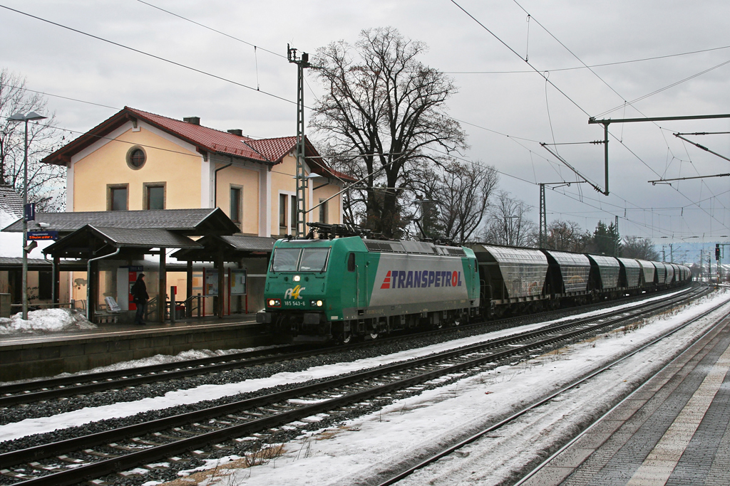 185 543 mit einem Rail4chem Getreidezug am 08.01.2011 in Postbauer-Heng.