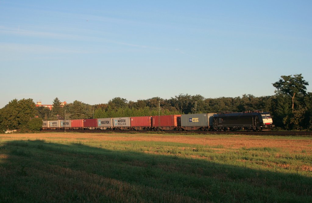 185 544-4 mit Containerzug zwischen Frankfurt-Mainkur und Maintal-Ost. 31.08.10