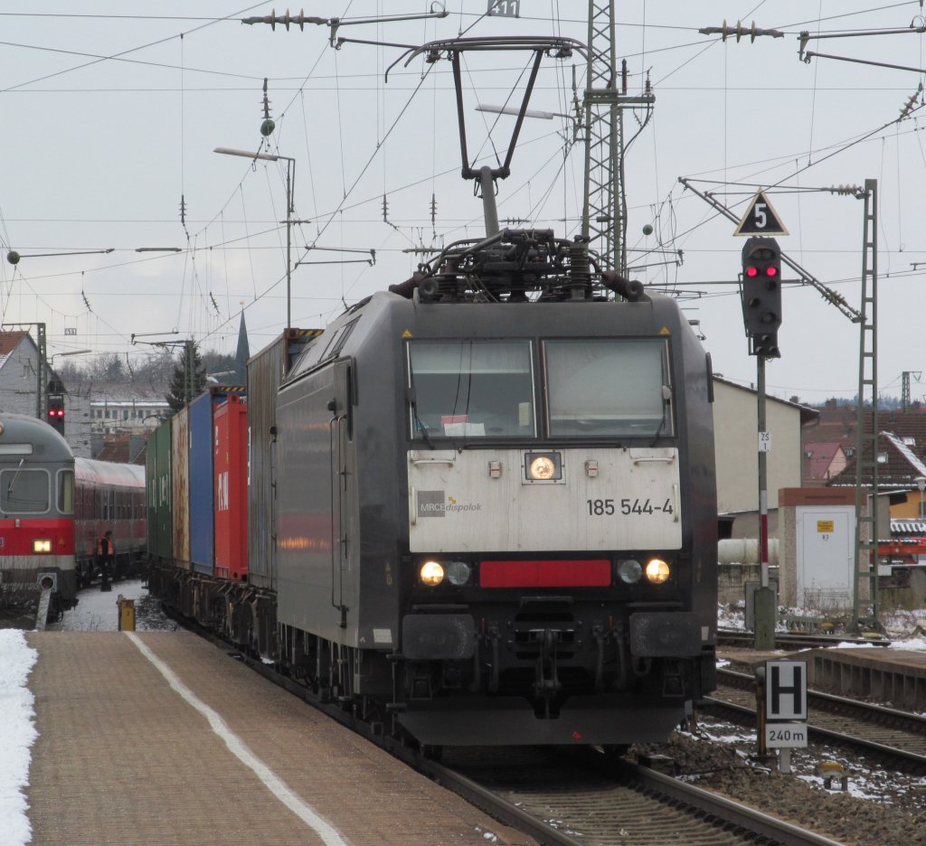 185 544-4 der MRCE zieht am 20. Februar 2013 einen Containerzug durch Ansbach.