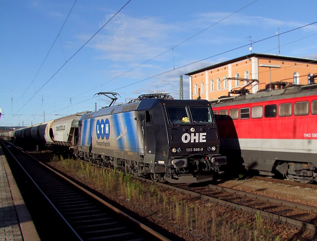 185 546-9 zieht einen Getreidezug durch den Hauptbahnhof Passau Richtung �sterreich;101113