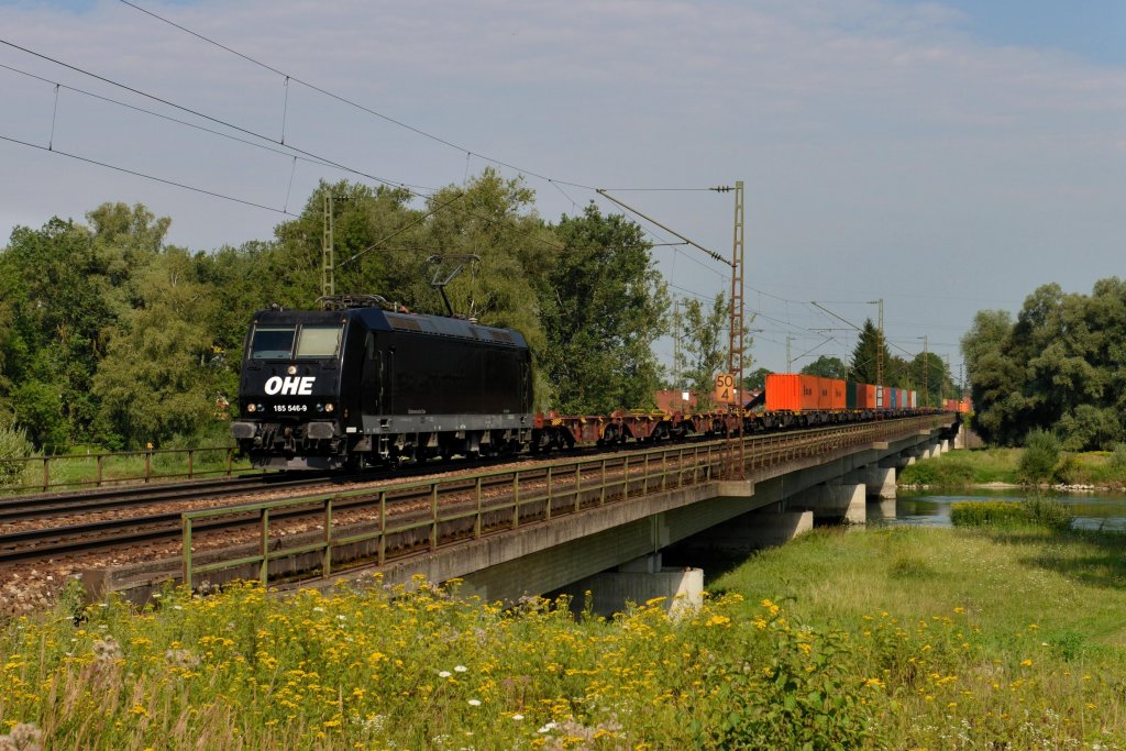 185 546 mit einem Containerzug am 02.08.2012 bei der �berquerung der Isar in Plattling.