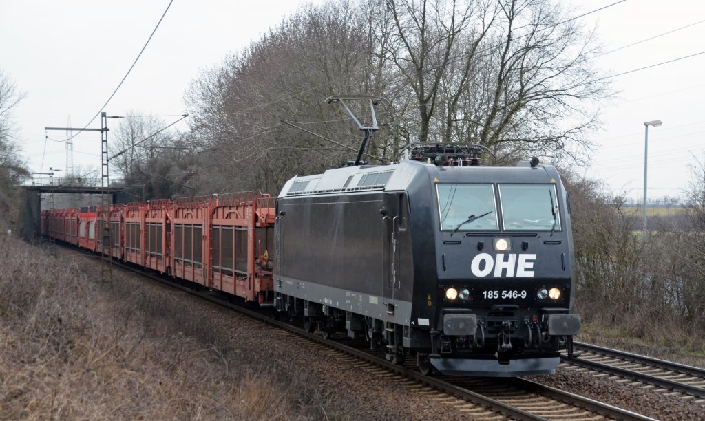 185 546 der OHE befrderte am 11.04.13 einen leeren Autotransportzug durch Ahlten Richtung Lehrte.