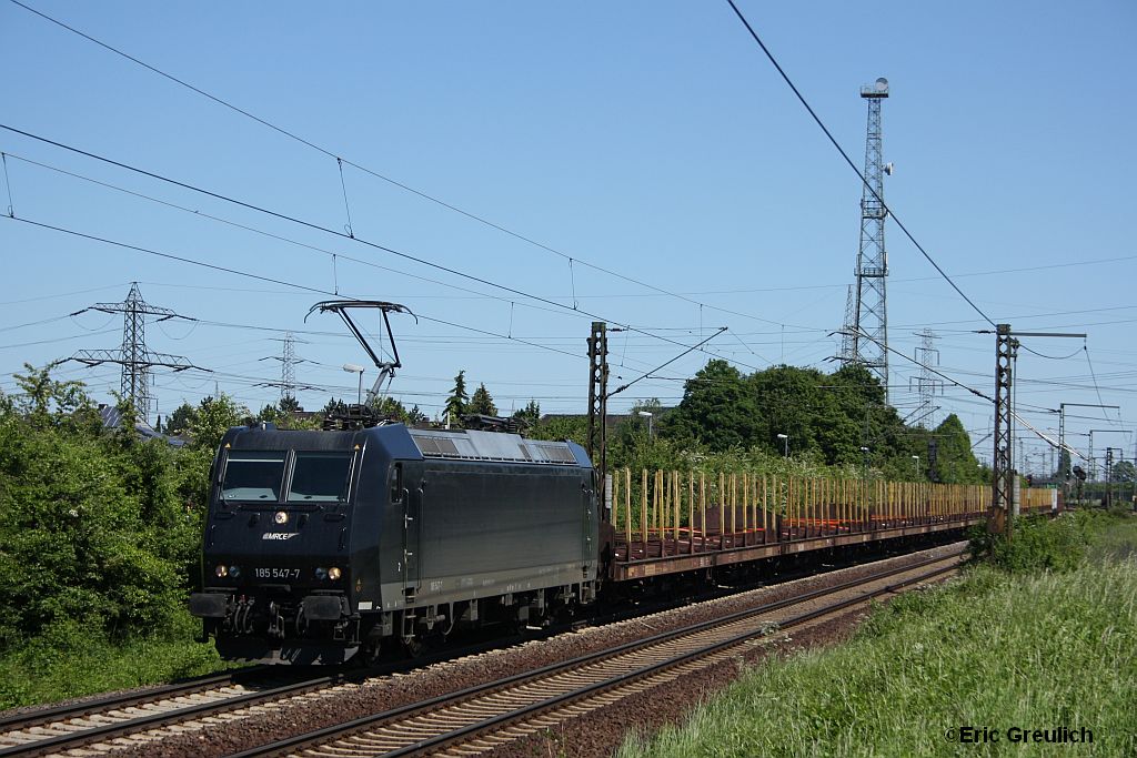 185 547 mit einem Holzzug am 3.6.10 in Ahlten.