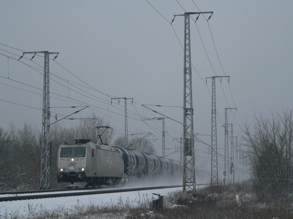 185 548-5 der ITL mit einem schweren Gterzug im Schneegestber am 30.12.2009 in der Berliner Wuhlheide. Whrend ich mit meinem Fahrrad mit 10-13 km/h auf dem Schnee dahinschlich, hatte der Gterzug keine Wetterprobleme.