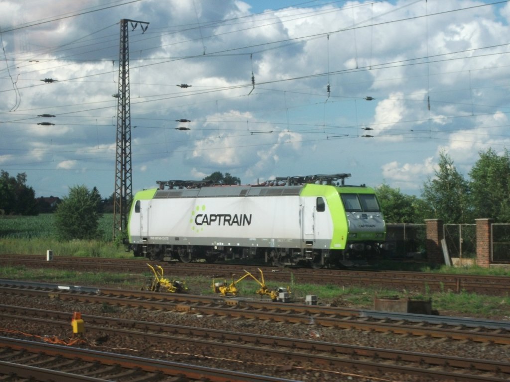 185 548 von Captrain steht am 08.Juli 2012 abgestellt in Grokorbetha. Aufgenommen aus dem IC 2209.
