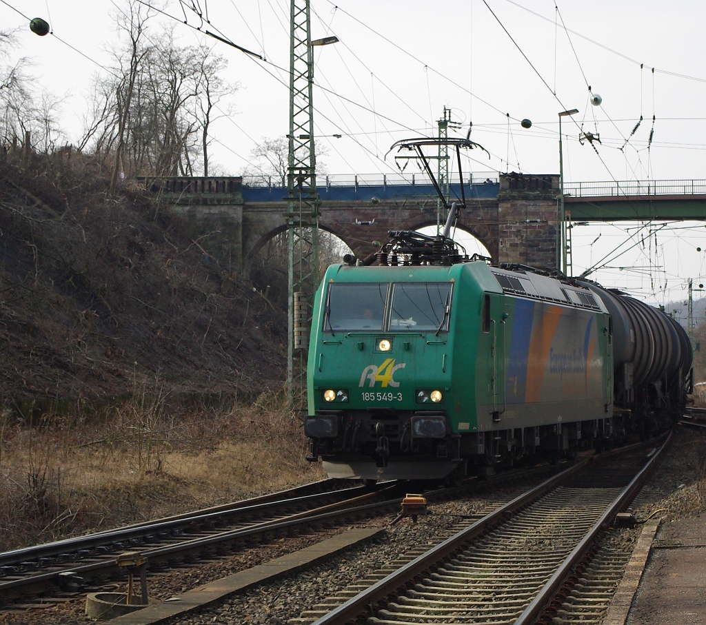 185 549-3 knickt mit ihrem Kesselwagenzug aus Kassel kommend in Eichenberg in Richtung Osten ab. Aufgenommen am 12.03.2011.