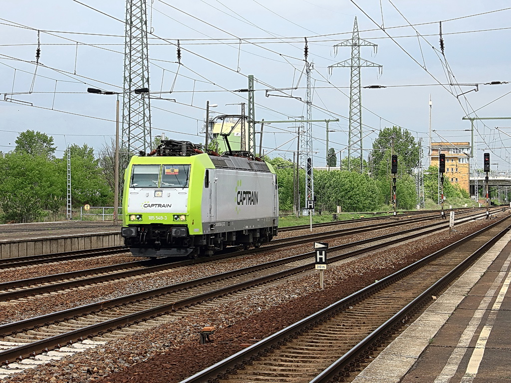 185 549-3 passiert am 09. Mai 2012 den Bahnhof Berlin Schnefeld Flughafen als Lz.