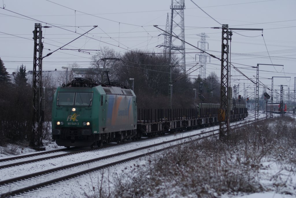185 549-3 (R4C) mit Flachwagen in Hannover Ahlten am 30.01.10