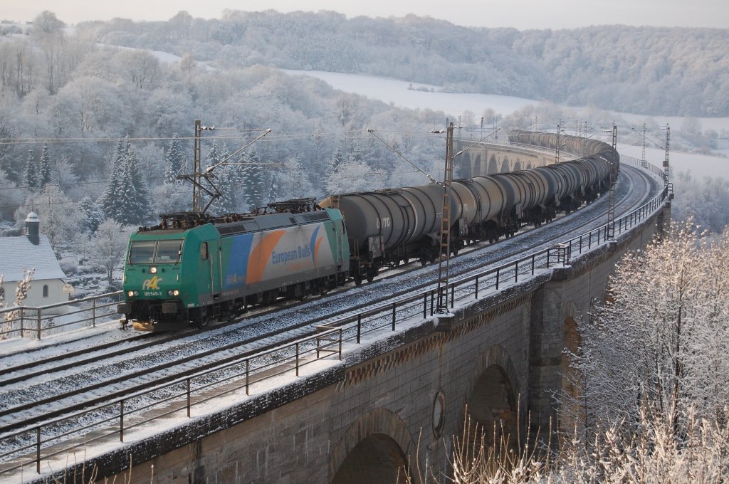 185 549-3 von R4C berquert mit dem Bekeviadukt das mit Puderzucker verzierte Beketal, um mit ihrem aus Duisburg kommenden Kesselwagenzug weiter gen Grokorbetha zu fahren, 27.11.2010.