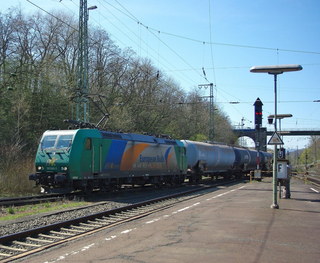 185 549-3 rollt mit ihrem Kesselwagenzug ostwrts durch Eichenberg. Auf ihrer Flanke steht:  Ich war mal sauber  Aufgenommen am 17.04.2010.