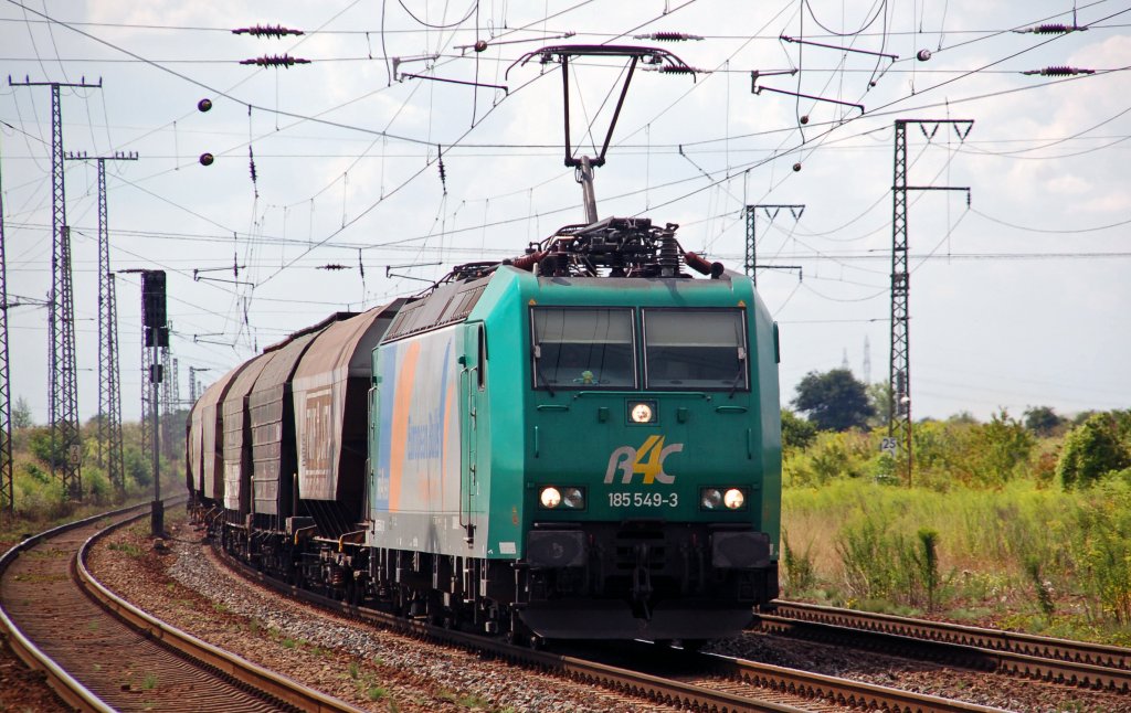 185 549 der R4C zieht am 10.08.10 einen Transcereal-Zug aus Richtung Weimar kommend durch Grokorbetha.