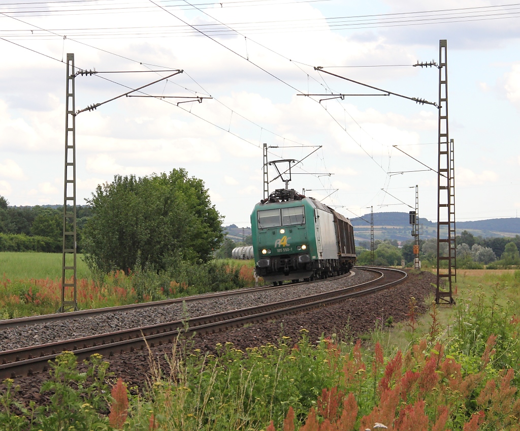 185 550-1 kam mit einem gemischtem Gterzug in Fahrtrichtung Norden am 10.07.2012 bei Harrbach vorbei.