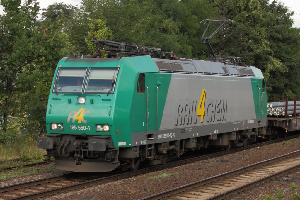 185 550-1 von Rail4Chem fhrt mit einem Zug Flachwagen durch Magdeburg-Buckau in Richtung Sden. Fotografiert am 31.08.2010. 