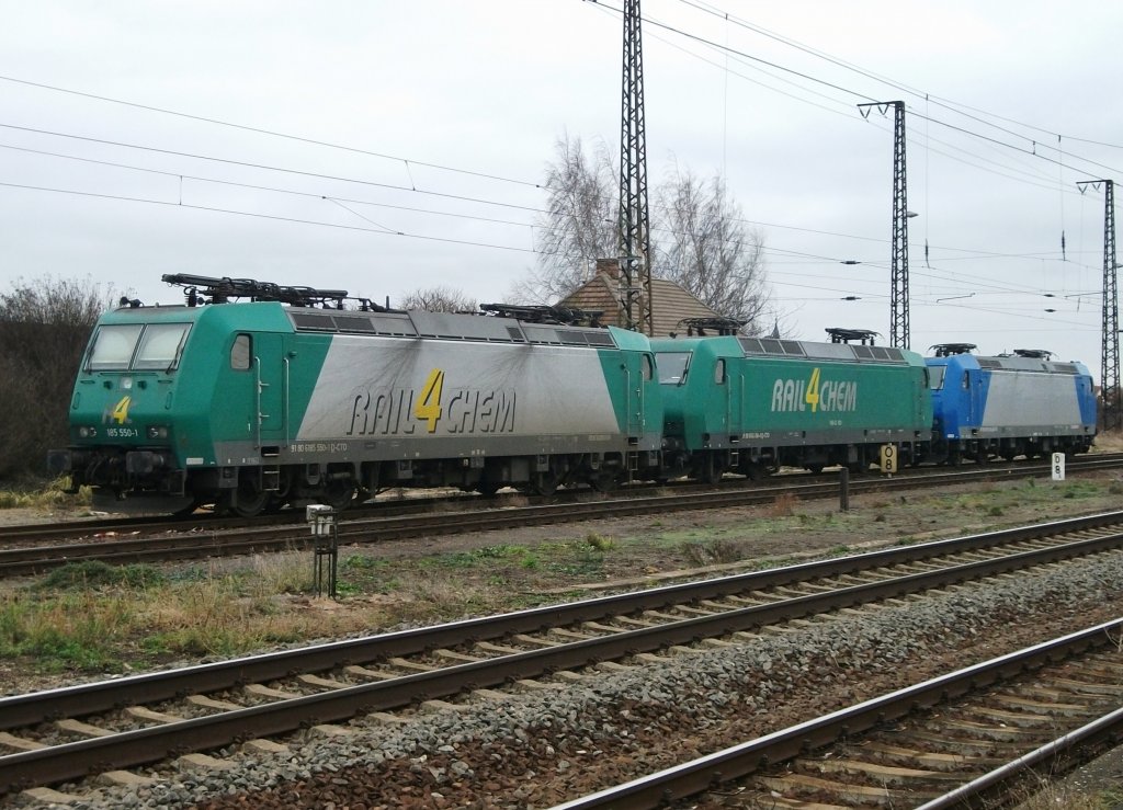185 550, 145CL 003 der Rail4Chem und 185 520 stehen am 27.Dezember 2011 im Bahnhof Gro�korbetha abgestellt.