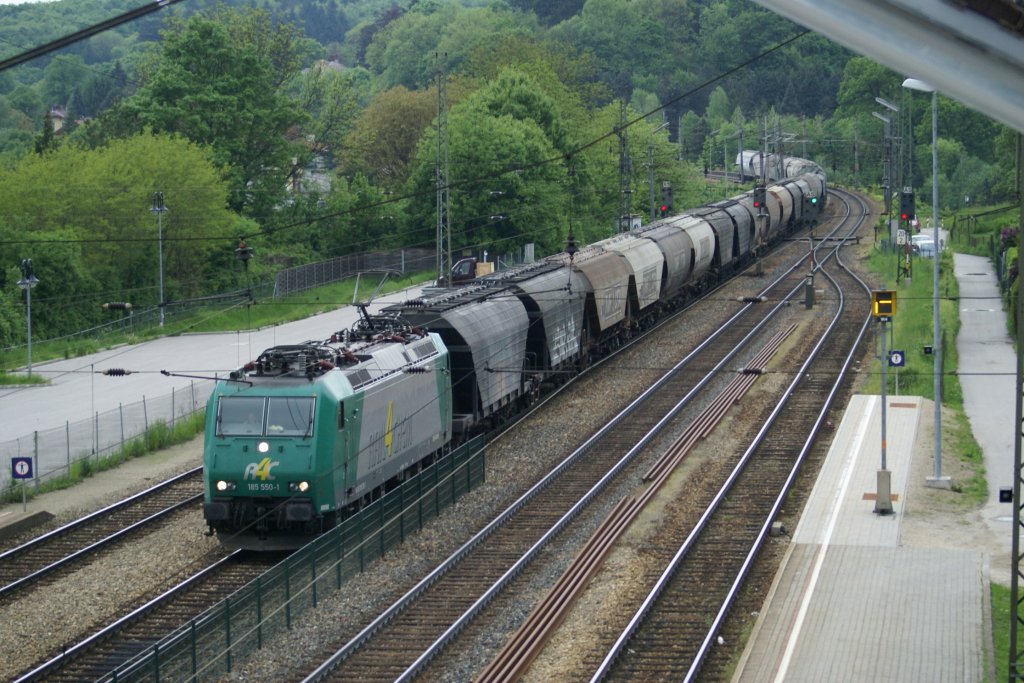 185 550 der Rail4Chem zieht ihren Getreideganzzug gerade durch den Bahnhof Tullnerbach-Pressbaum Wien entgegen. 15.5.2010