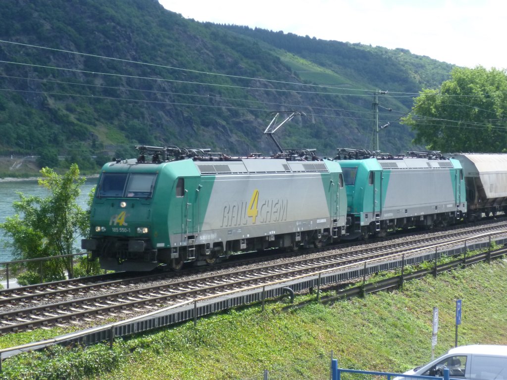 185-550 zieht am 15.7.10 einen Gterzug durch Oberwesel.