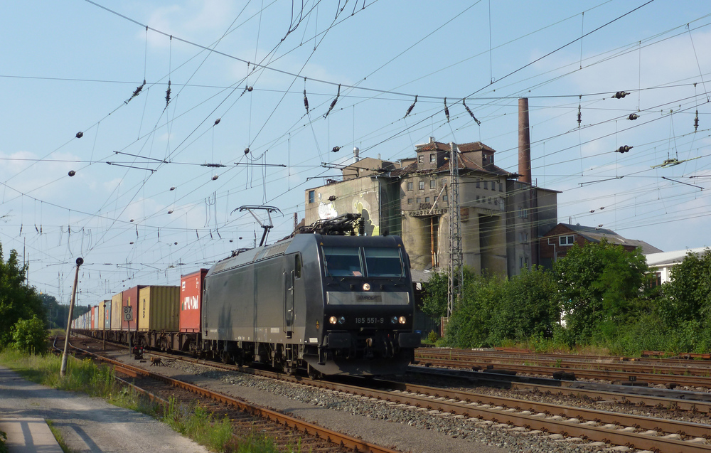 185 551-9 fuhr am 25.07.2012 mit einem Containerzug durch Verden.