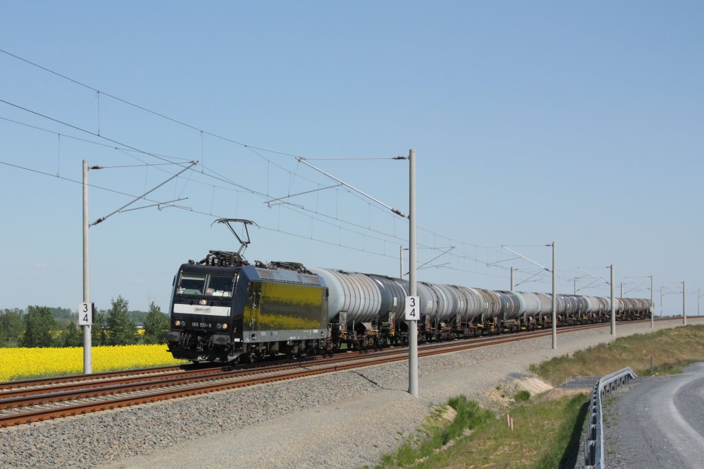 185 551-9 mit einem Kesselwagenzug auf der Fahrt in Richtung Riesa. Fotografiert am 01.05.2011 an der Neubaustrecke Bhla - Weiig in Hhe der Ortschaft Strieen. 