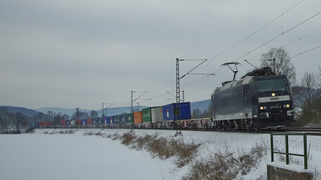 185 551-9 mit ihrem Containerzug in Fahrtrichtung Norden. Hier kurz vor Eschwege West. Aufgenommen am 02.02.2010.
