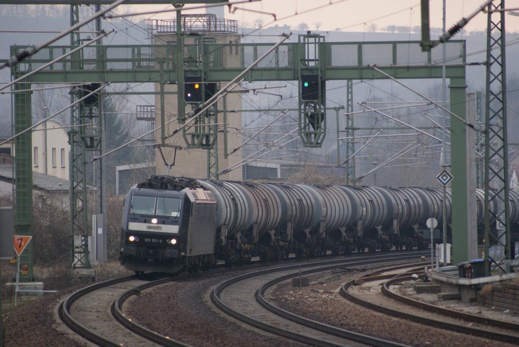 185 551-9 der MRCE mit einem Kesselwagenzug bei der Durchfahrt der Signalbrcke in Bad Ksen,Richtung Naumburg fahrend,14.02.2011