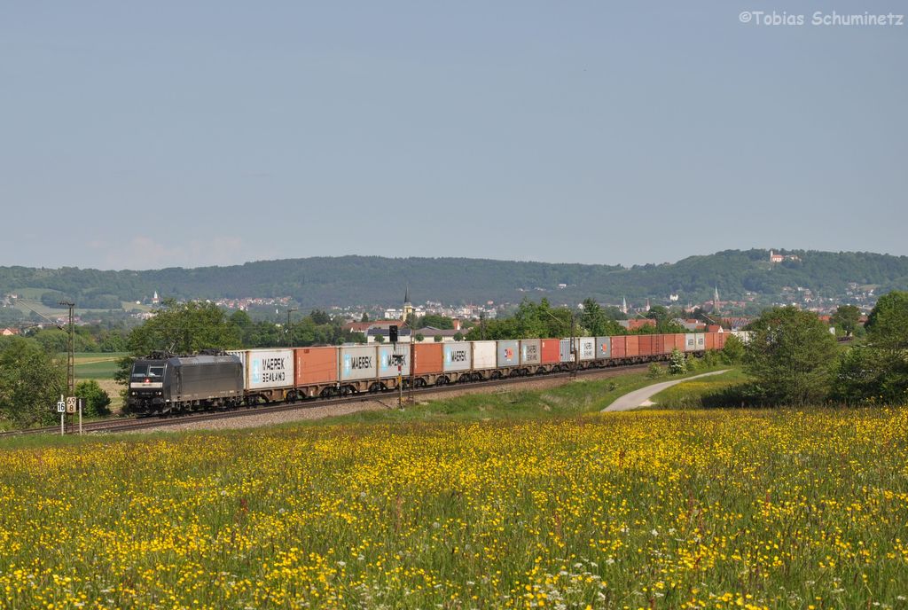 185 551 mit Containerzug am 19.05.2012 bei Plling